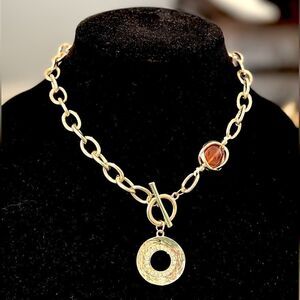 A DAZZLING STATEMENT GOLD TOGGLE NECKLACE WITH A CITRINE COLOR BEAD STONE